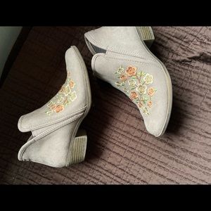 Flower design ankle boots